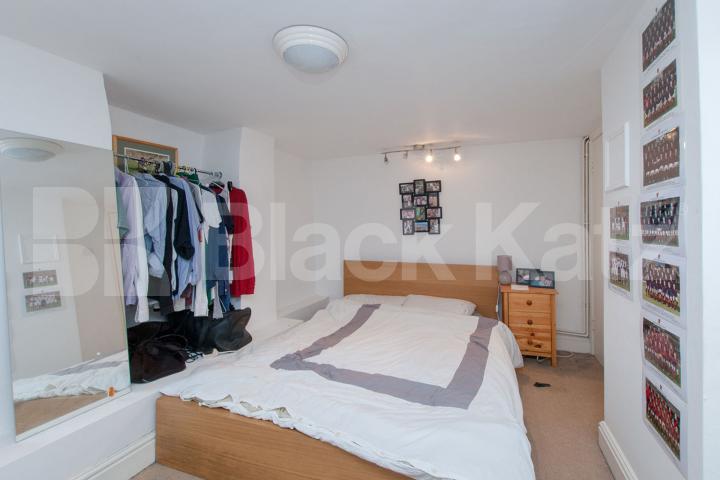 Arranged over two floors is this spacious 3 bedroom property with garden  Birnam Road, Finsbury Park - Holloway